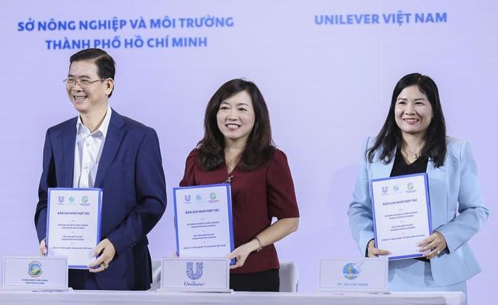 Ông Nguyễn Hồng Nguyên, Phó Giám đốc Sở Nông nghiệp và Môi trường TP. HCM; Bà Nguyễn Thị Ngọc Linh, Phó Chủ tịch Hội liên hiệp phụ nữ TP. HCM  và Bà Lê Thị Hồng Nhi ký kết biên bản ghi nhớ