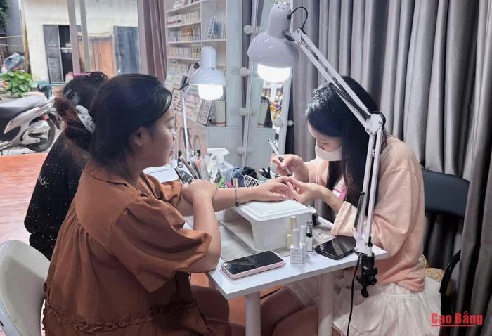 Người trẻ lựa chọn những mẫu nail mang sắc cờ Tổ quốc, tạo điểm nhấn riêng trong dịp Quốc khánh.