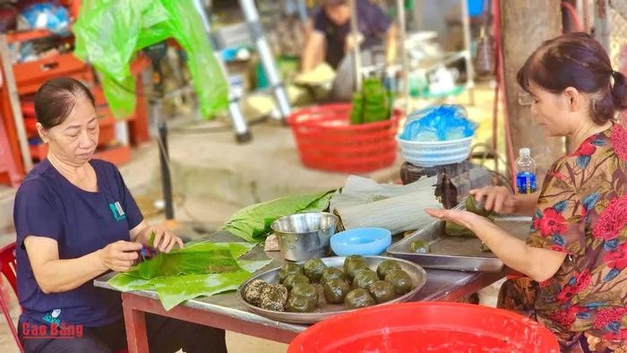 Người dân khéo léo gói bánh gai chuẩn bị cho ngày Rằm tháng Bảy.