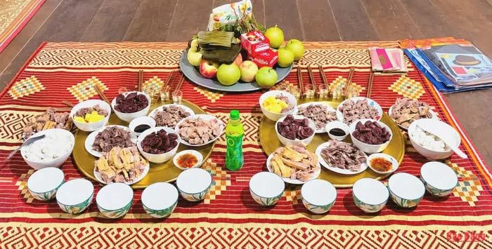 Mâm cơm Tết Rằm tháng Bảy được chuẩn bị tươm tất, thành kính dâng lên tổ tiên.