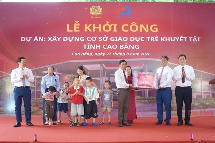 Bí thư Tỉnh ủy Phan Thăng An và các đồng chí Thường trực Tỉnh ủy tặng quà cán bộ, giáo viên và học sinh Cơ sở giáo dục trẻ khuyết tật.