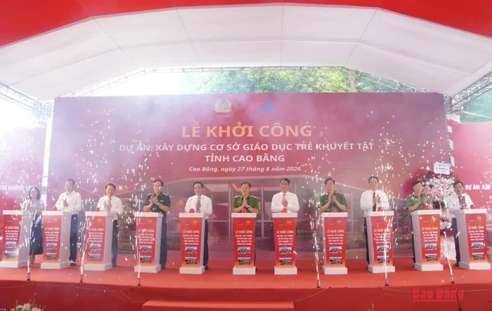 Các đại biểu thực hiện nghi thức nhấn nút khởi công dự án.