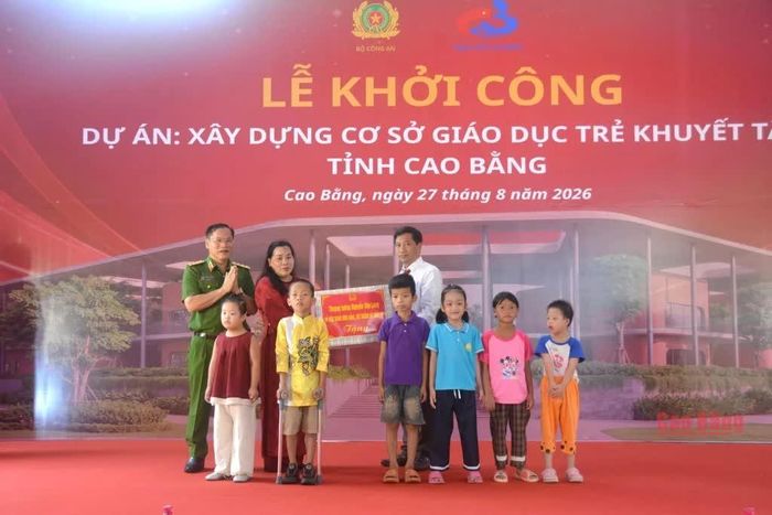 Thứ trưởng Bộ Công an Nguyễn Văn Long tặng quà cán bộ, giáo viên và học sinh Cơ sở giáo dục trẻ khuyết tật.