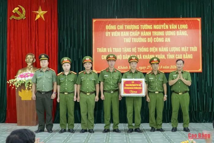 Thượng tướng Nguyễn Văn Long, Thứ trưởng Bộ Công an tặng quà Công an xã Khánh Xuân.