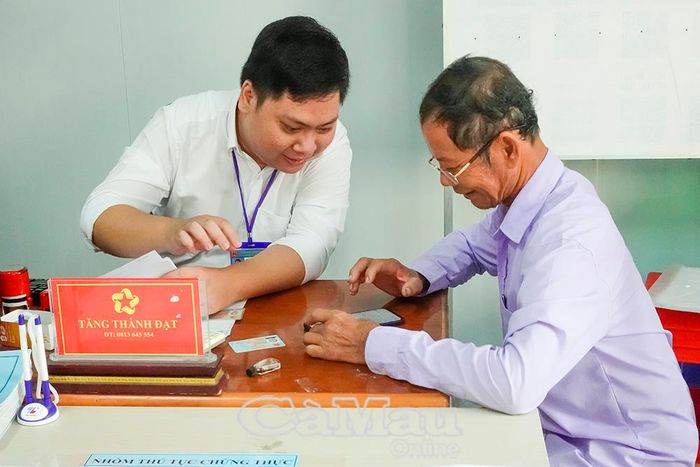 Ðược công chức hướng dẫn trực tiếp, ông Nguyễn Hoàng Nhịn tự thao tác nộp hồ sơ trên Cổng Dịch vụ công.