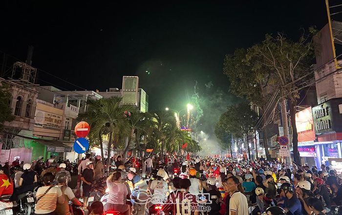 Tại phường Bạc Liêu, hàng ngàn người xuống đường, bắn pháo sáng mừng chiến thắng của Đội tuyển Việt Nam.