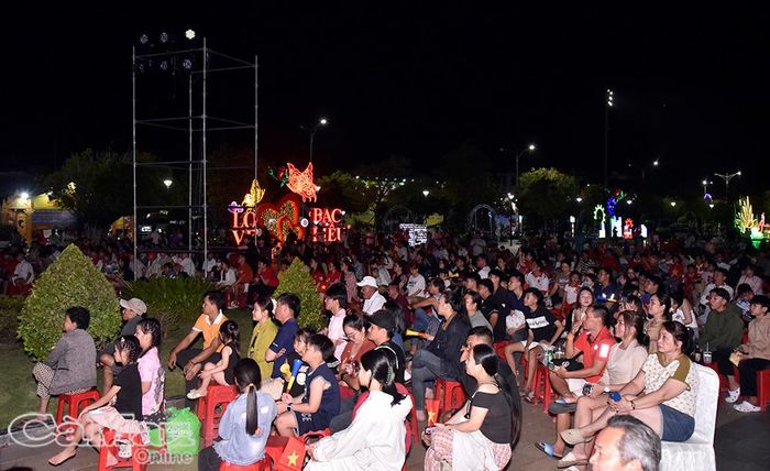 Người hâm mộ tập trung tại Quảng trường Hùng Vương (phường Bạc Liêu) theo dõi trận đấu qua màn hình lớn.