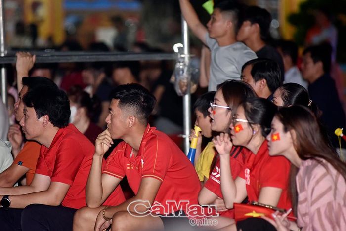 Những khoảnh khắc hồi hộp, lo lắng của cổ động viên khi đội nhà gặp tình thế khó khăn.