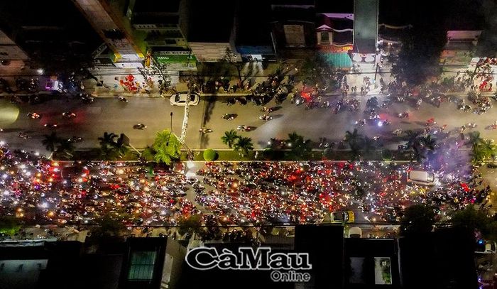 Sau khi tiếng còi kết thúc trận đấu vang lên, tuyến đường Trần Phú (phường Bạc Liêu) chìm trong biển người đổ ra đường ăn mừng chức vô địch của Đội tuyển Việt Nam.