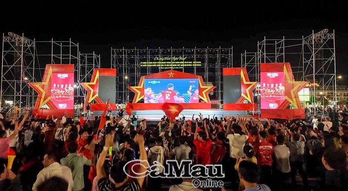 Cổ động viên dõi theo từng đường bóng lăn qua màn hình LED tại Quảng trường Phan Ngọc Hiển (phường An Xuyên) và vỡ oà cảm xúc trước màn thi đấu của các cầu thủ Việt Nam.