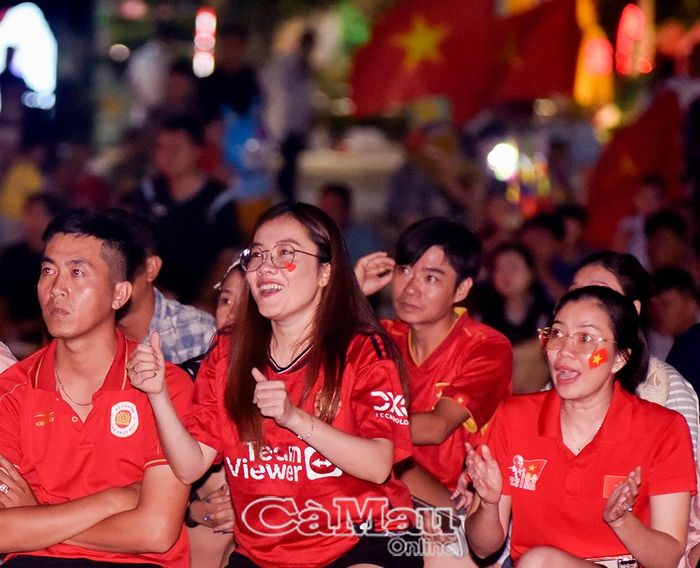 Cổ động viên vỡ oà cảm xúc khi Đội tuyển Việt Nam có bàn gỡ hoà 1-1 quan trọng.