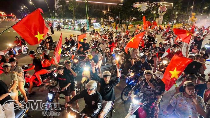 Dòng người đổ ra các tuyến đường trung tâm quanh Quảng trường Phan Ngọc Hiển (phường An Xuyên) ăn mừng.