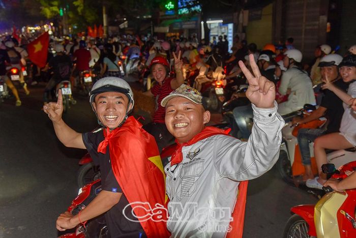 Nụ cười rạng rỡ của các cổ động viên trong niềm vui chiến thắng của bóng đá nước nhà.
