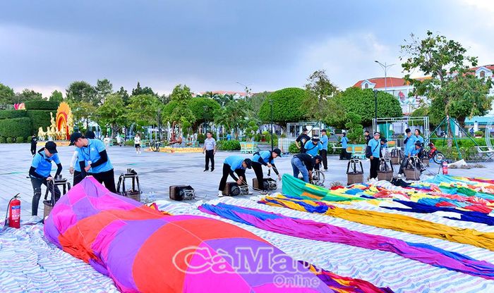 Hơn 20 kỹ thuật viên có mặt tại Quảng trường Hùng Vương từ sáng sớm để chuẩn bị bay thử khinh khí cầu.