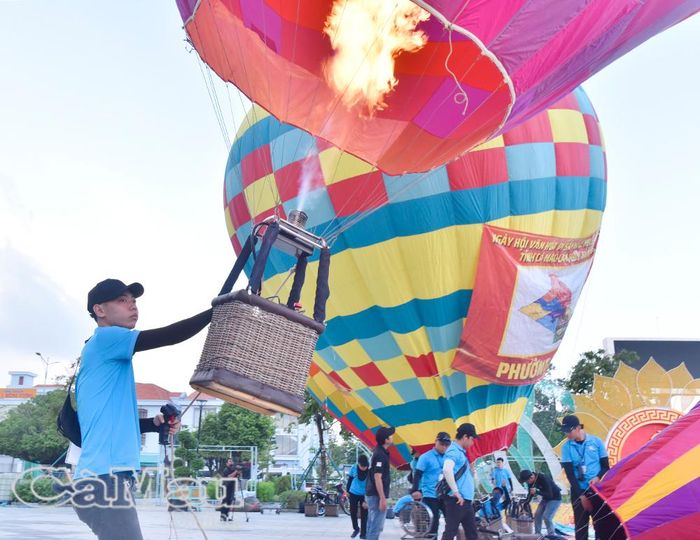 Kỹ thuật viên thổi khí ga vào khinh khí cầu.