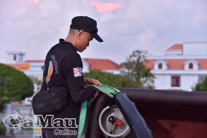 Kỹ thuật viên gắn dây vào các giỏ mây để tiến hành bay treo.