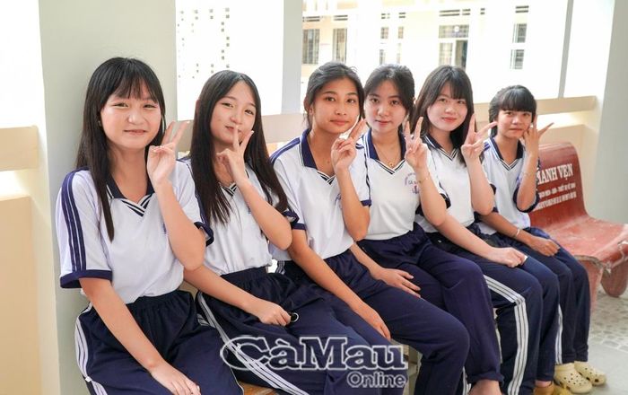 Học sinh Trường THPT Cà Mau vui tươi trong ngày tựu trường. Ảnh: TRÚC LINH