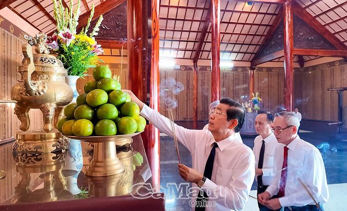 Các đồng chí lãnh đạo, nguyên lãnh đạo tỉnh