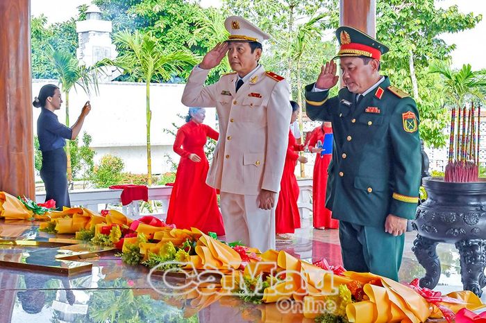 Thiếu tướng Hồ Việt Triều, Uỷ viên Ban Thường vụ Tỉnh uỷ, Giám đốc Công an tỉnh (bìa trái) và Thiếu tướng Nguyễn Văn Ngành, Uỷ viên Ban Thường vụ Tỉnh uỷ, Chỉ huy trưởng Bộ CHQS tỉnh Cà Mau tưởng niệm các Anh hùng liệt sĩ tại Đền thờ 10 liệt sĩ Khởi nghĩa Hòn Khoai.