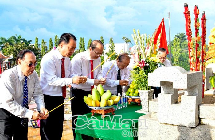 Lãnh đạo tỉnh thắp hương tại tượng đài các Anh hùng liệt sĩ tại Nghĩa trang liệt sĩ tỉnh.