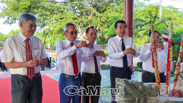 Đồng chí Phạm Văn Thiều, Phó Bí thư Tỉnh uỷ, Chủ tịch HĐND tỉnh (giữa), cùng các đồng chí nguyên lãnh đạo tỉnh và các đại biểu thực hiện nghi thức viếng, dâng hoa, dâng hương tại Đền thờ Chủ tịch Hồ Chí Minh ở xã Châu Thới, tỉnh Cà Mau.