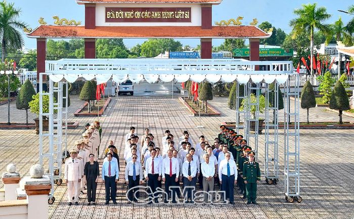 Đoàn đại biểu tỉnh Cà Mau viếng các Anh hùng liệt sĩ tại Nghĩa trang liệt sĩ tỉnh.