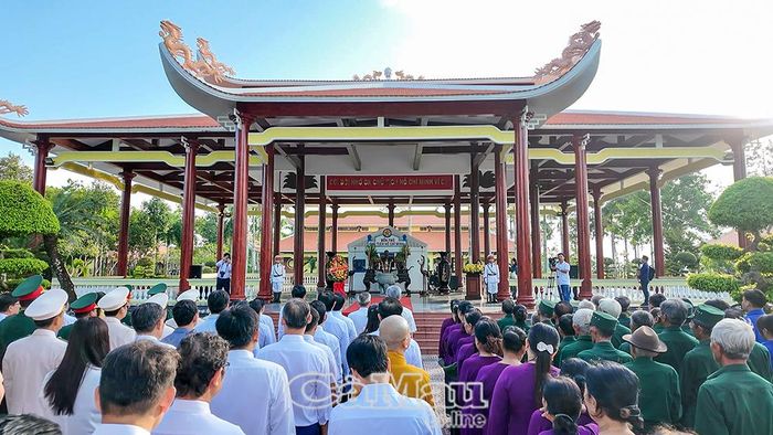 Các đồng chí lãnh đạo, nguyên lãnh đạo tỉnh cùng lãnh đạo các sở, ban, ngành, MTTQ, các tổ chức đoàn thể, lực lượng vũ trang và đại diện các tôn giáo trên địa bàn tỉnh đến viếng, dâng hoa, dâng hương tại Đền thờ Chủ tịch Hồ Chí Minh ở xã Châu Thới, tỉnh Cà Mau.