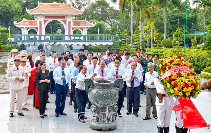 Đoàn cán bộ Tỉnh uỷ, HĐND, UBND, Uỷ ban MTTQ Việt Nam tỉnh Cà Mau dâng hương, dâng hoa tưởng niệm Chủ tịch Hồ Chí Minh tại Khu tưởng niệm Người (phường An Xuyên)