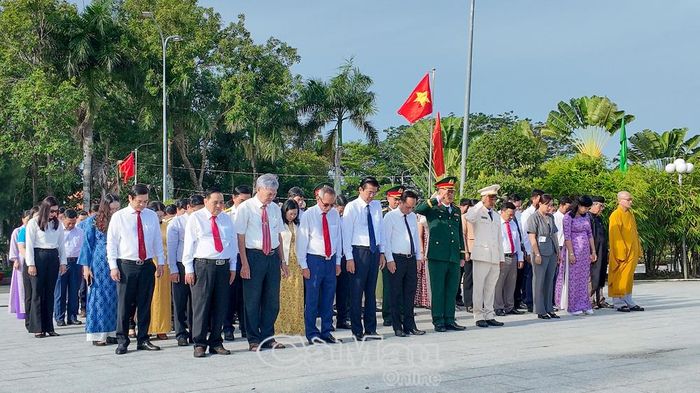 Các đồng chí lãnh đạo tỉnh, nguyên lãnh đạo tỉnh cùng các đại biểu dành phút mặc niệm trước Tượng đài các Anh hùng liệt sĩ, tưởng nhớ những người đã anh dũng hy sinh vì sự nghiệp cách mạng giải phóng dân tộc, thống nhất đất nước.