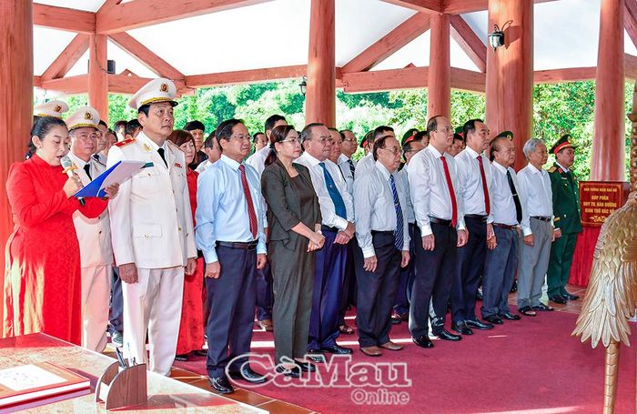 Các đồng chí lãnh đạo tỉnh cùng đại biểu dành phút mặc niệm tưởng nhớ Chủ tịch Hồ Chí Minh.