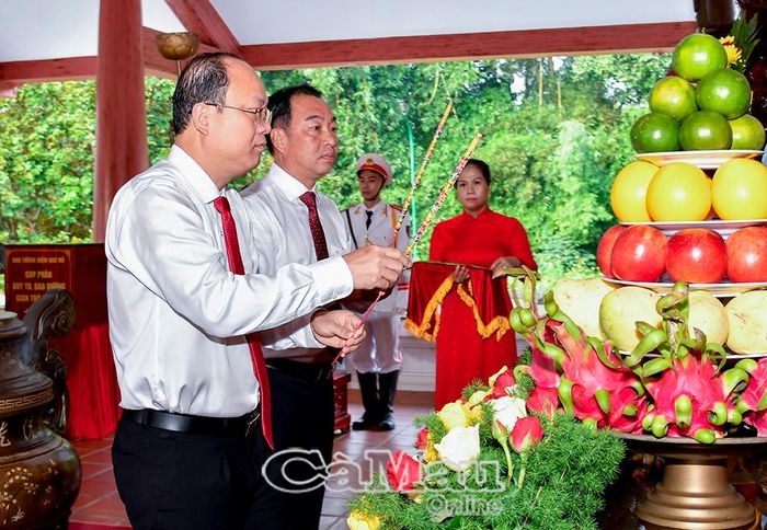 Bí thư Tỉnh uỷ Nguyễn Hồ Hải và Chủ tịch UBND tỉnh Lữ Quang Ngời dâng hương tưởng niệm Chủ tịch Hồ Chí Minh.