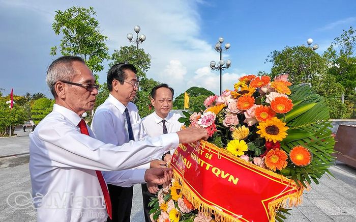 Các đồng chí lãnh đạo, nguyên lãnh đạo tỉnh cùng dâng hoa tưởng niệm trước Tượng đài Tổ quốc ghi công các Anh hùng liệt sĩ trong khuôn viên Nghĩa trang liệt sĩ tỉnh.