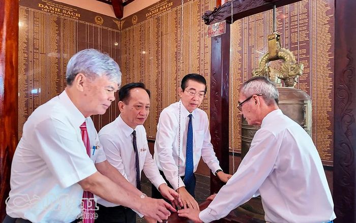 Đồng chí Phạm Văn Thiều, Phó Bí thư Tỉnh uỷ, Chủ tịch HĐND tỉnh Cà Mau (thứ 2 từ trái sang), cùng các đồng chí nguyên lãnh đạo tỉnh Bạc Liêu thực hiện nghi thức rung chuông tại Nhà tưởng niệm các Anh hùng liệt sĩ trong khuôn viên Nghĩa trang liệt sĩ tỉnh.
