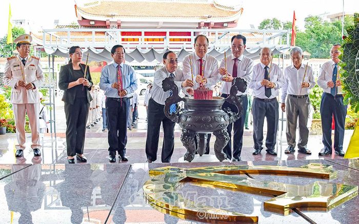 Các đồng chí lãnh đạo và nguyên lãnh đạo tỉnh dâng hương tưởng niệm tại Đền thờ 10 liệt sĩ Khởi nghĩa Hòn Khoai.