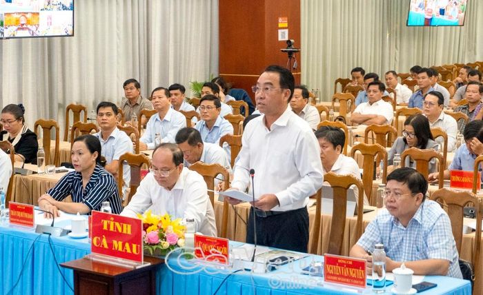 Phó Bí thư Tỉnh uỷ, Chủ tịch UBND tỉnh Lữ Quang Ngời phát biểu tham luận tại hội nghị.