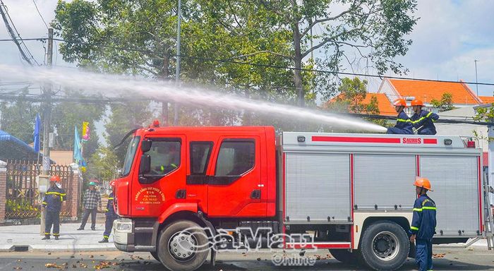 Cảnh sát phòng cháy, chữa cháy triển khai dập lửa trong nội dung thực binh.