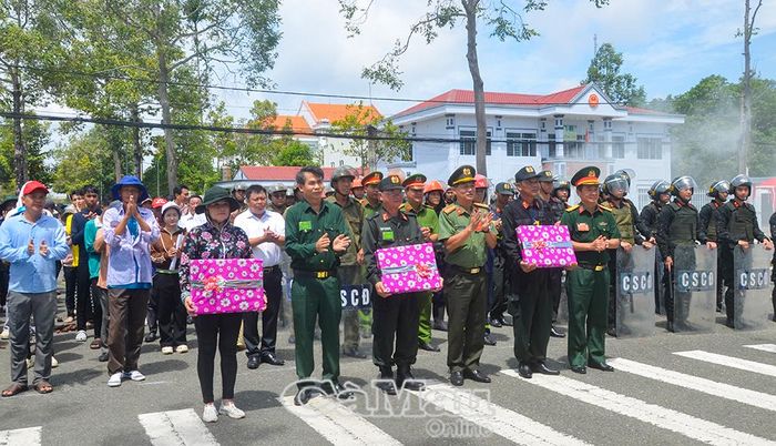 Ban tổ chức trao thưởng, động viên các lực lượng tham gia thực binh.