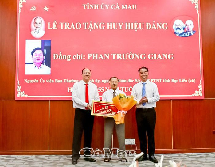  Bí thư Tỉnh uỷ Nguyễn Hồ Hải và Phó Bí thư Tỉnh uỷ, Chủ tịch UBND tỉnh Lữ Quang Ngời trao Khánh vàng, Huy hiệu 55 năm tuổi Đảng và tặng hoa chúc mừng đồng chí Phan Trường Giang, nguyên Uỷ viên Ban Thường vụ Tỉnh uỷ, nguyên Giám đốc Sở Nông nghiệp và Phát triển nông thôn tỉnh Bạc Liêu (cũ).