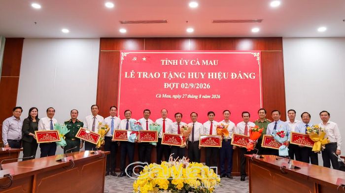 Lãnh đạo Tỉnh uỷ chụp ảnh lưu niệm cùng các đồng chí lãnh đạo, nguyên lãnh đạo tỉnh được trao tặng Huy hiệu Đảng đợt 2/9.