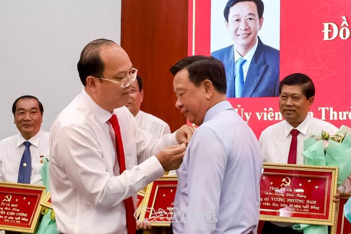 Bí thư Tỉnh uỷ Nguyễn Hồ Hải cài Huy hiệu 35 năm tuổi Đảng cho đồng chí Hồ Trung Việt, Uỷ viên Ban Thường vụ Tỉnh uỷ, Trưởng ban Tuyên giáo Tỉnh uỷ.