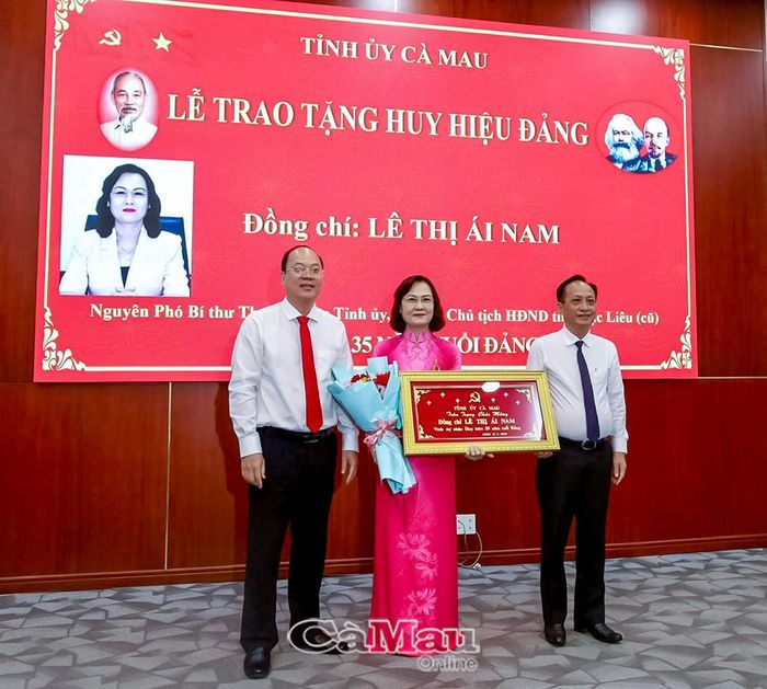 Đồng chí Nguyễn Hồ Hải, Bí thư Tỉnh uỷ và đồng chí Phạm Văn Thiều, Phó Bí thư Tỉnh uỷ, Chủ tịch HĐND tỉnh, trao Khánh vàng, Huy hiệu 35 năm tuổi Đảng và tặng hoa chúc mừng đồng chí Lê Thị Ái Nam, nguyên Phó Bí thư Thường trực Tỉnh uỷ Bạc Liêu (cũ).