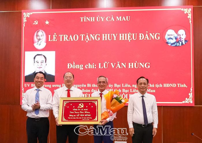 Bí thư Tỉnh uỷ Nguyễn Hồ Hải (thứ hai từ trái sang); Phó Bí thư Tỉnh uỷ, Chủ tịch HĐND tỉnh Phạm Văn Thiều (bìa phải) và Phó Bí thư Tỉnh uỷ, Chủ tịch UBND tỉnh Lữ Quang Ngời (bìa trái) trao Khánh vàng, Huy hiệu 45 năm tuổi Đảng và tặng hoa chúc mừng đồng chí Lữ Văn Hùng, nguyên Uỷ viên BCH Trung ương Đảng, nguyên Bí thư Tỉnh uỷ Bạc Liêu, nguyên Chủ tịch HĐND tỉnh, nguyên Trưởng đoàn Đại biểu Quốc hội tỉnh Bạc Liêu, Cà Mau.