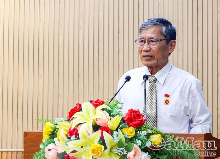 Đồng chí Đỗ Việt Thắng, nguyên Uỷ viên Ban Thường vụ Tỉnh uỷ, nguyên Giám đốc Công an tỉnh Bạc Liêu (cũ), đại diện các đồng chí được trao Huy hiệu Đảng phát biểu, bày tỏ niềm tự hào khi nhận được phần thưởng cao quý của Đảng.