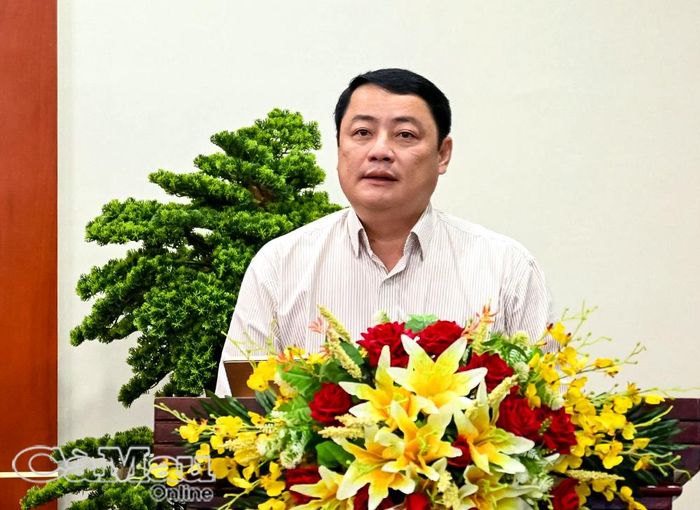 Ông Bùi Tứ Hải, Phó Giám đốc Sở Nông nghiệp và Môi trường tỉnh, Chánh Văn phòng Điều phối xây dựng nông thôn mới, báo cáo tại hội nghị.