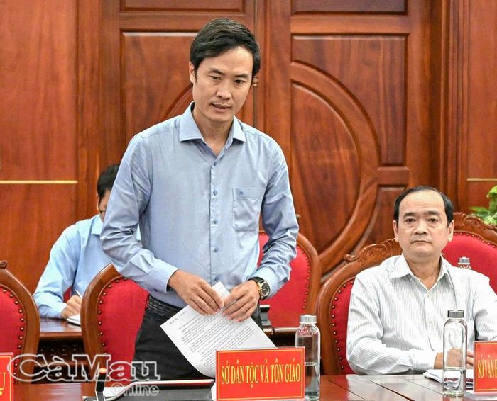 Ông Lương Văn Pho, Phó Giám đốc Sở Dân tộc và Tôn giáo, nêu những khó khăn, vướng mắc trong giải ngân Chương trình MTQG phát triển kinh tế - xã hội vùng đồng bào dân tộc thiểu số.