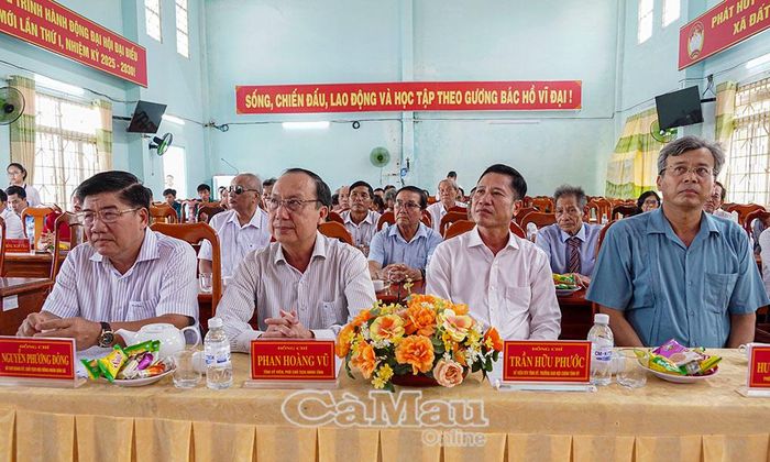 Các đại biểu tham dự buổi lễ.