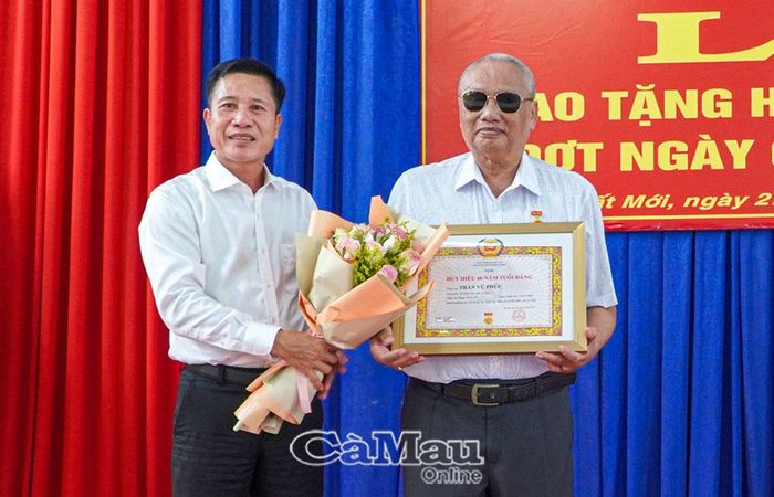 Đồng chí Trần Hữu Phước, Trưởng Ban Nội chính Tỉnh uỷ trao Huy hiệu 60 năm tuổi Đảng cho đồng chí Trần Vũ Phúc, ấp Tắc Năm Căn.