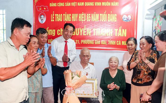 Đồng chí Lữ Quang Ngời, Phó Bí thư Tỉnh uỷ, Chủ tịch UBND tỉnh chụp ảnh lưu niệm cùng đảng viên cao niên Nguyễn Thanh Tần và người thân.