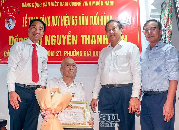 Đảng viên Nguyễn Thanh Tần (Khóm 21, phường Giá Rai) được Ban Thường vụ Tỉnh uỷ trao tặng Huy hiệu 65 năm tuổi Đảng.