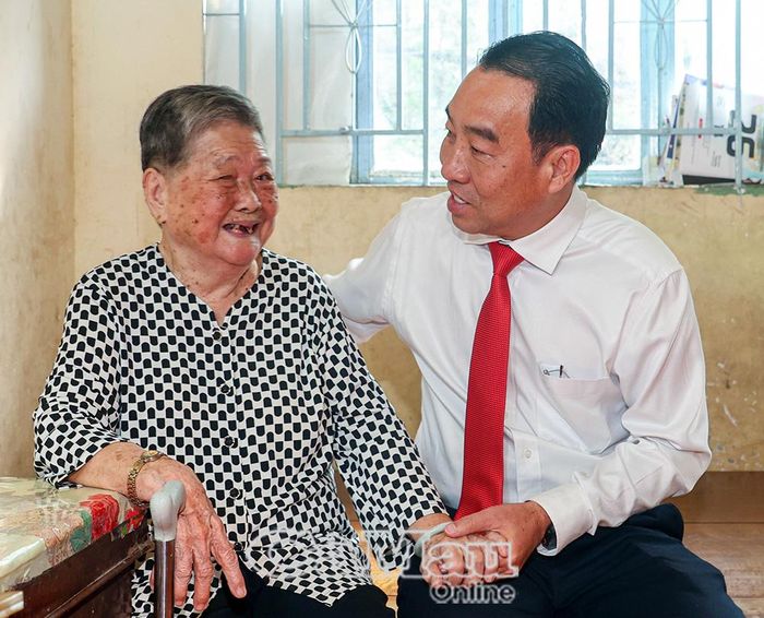  Đồng chí Lữ Quang Ngời ân cần thăm hỏi sức khoẻ đảng viên cao niên Trần Mỹ Lệ.